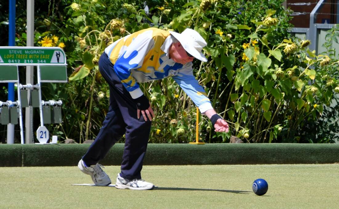 Geoff Freeman on the Parkes Bowling and Sports Club greens in beautifully sunny conditions. Picture by Jenny Kingham